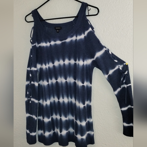 TORRID COLD-SHOULDER LACE-UP SLEEVE SWEATER, SIZE 00 ~ EXCELLENT CONDITION - Picture 1 of 16